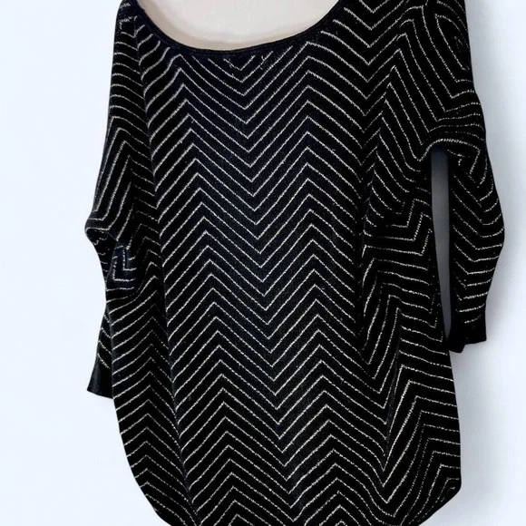 Black and silver shimmering top with a boho vibe. Size: S C - Picture 2 of 4